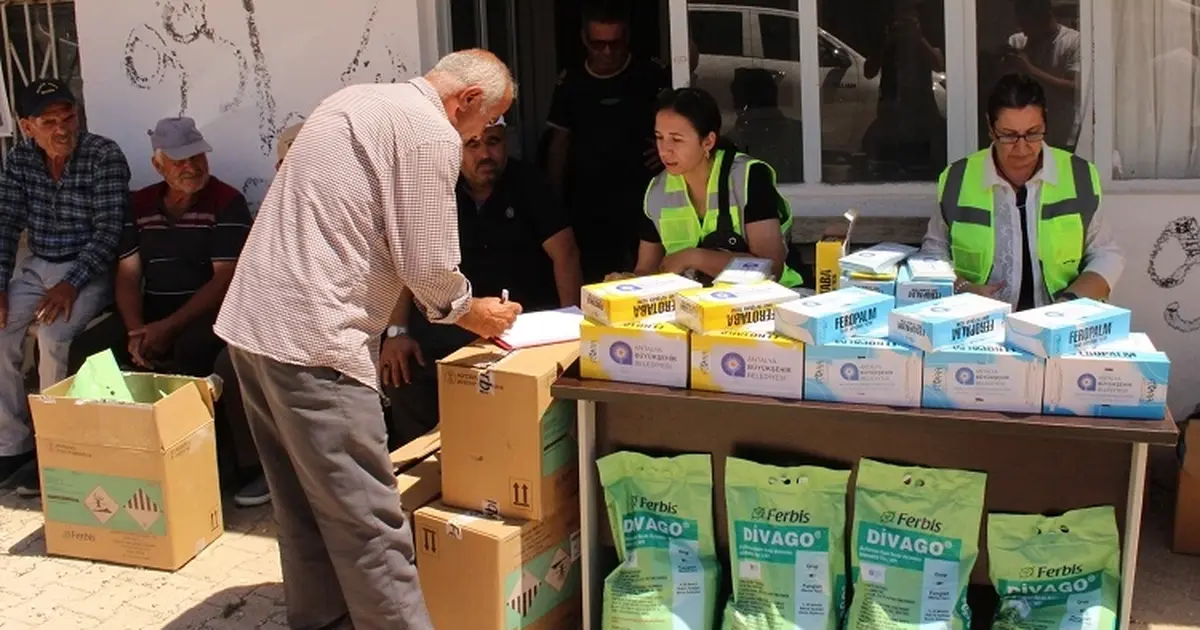 Antalya Büyükşehir’den selden etkilenen üreticilere destek